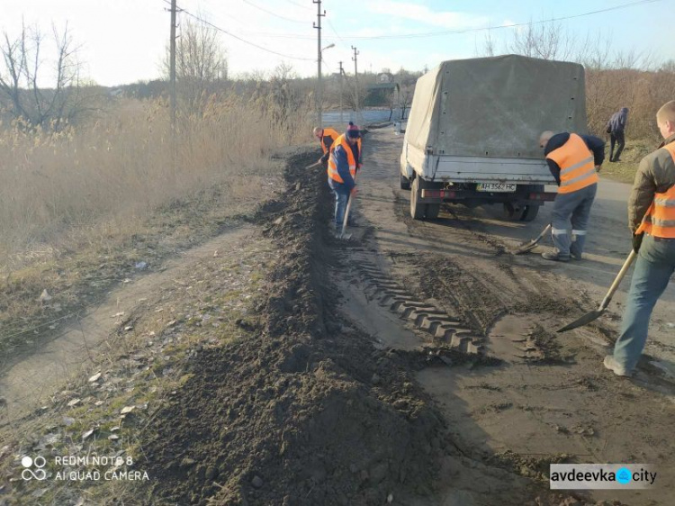 Авдеевские коммунальщики наводят чистоту в городе (ФОТОФАКТ)