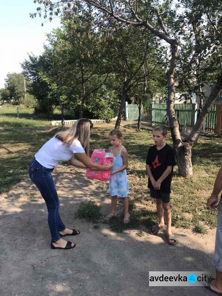 Молодежь АКХЗ помогла собрать детей в школу