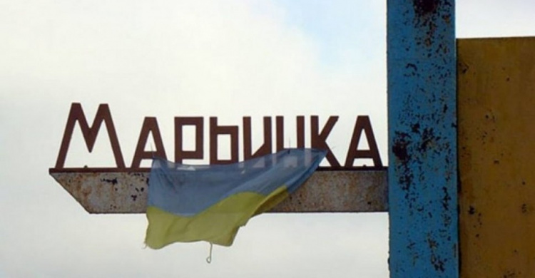 В прифронтовой Марьинке при обстреле ранен волонтер и повреждены дома