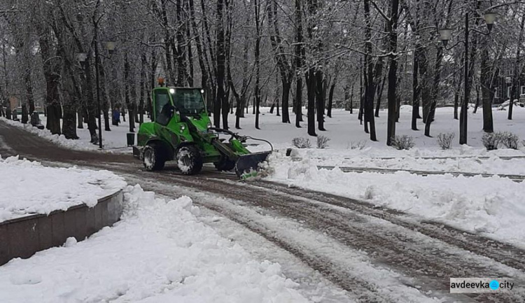 Снігові вихідні: як авдіївські комунальники з негодою боролися (ФОТОФАКТ)