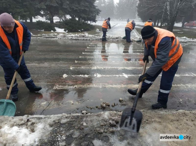 Как авдеевские коммунальщики с гололёдом боролись (ФОТОФАКТ)