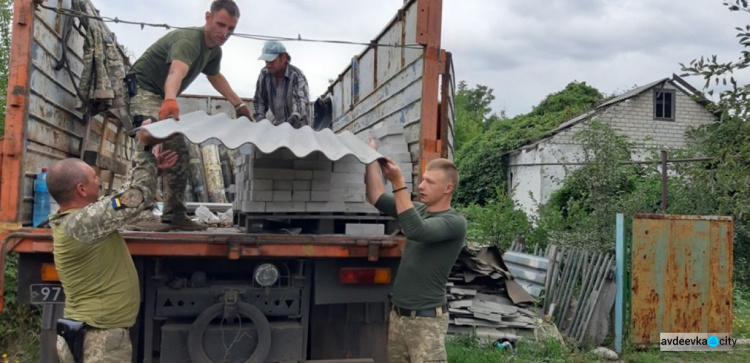 Авдеевские "симики" не оставляют без помощи мирных жителей (ФОТО)