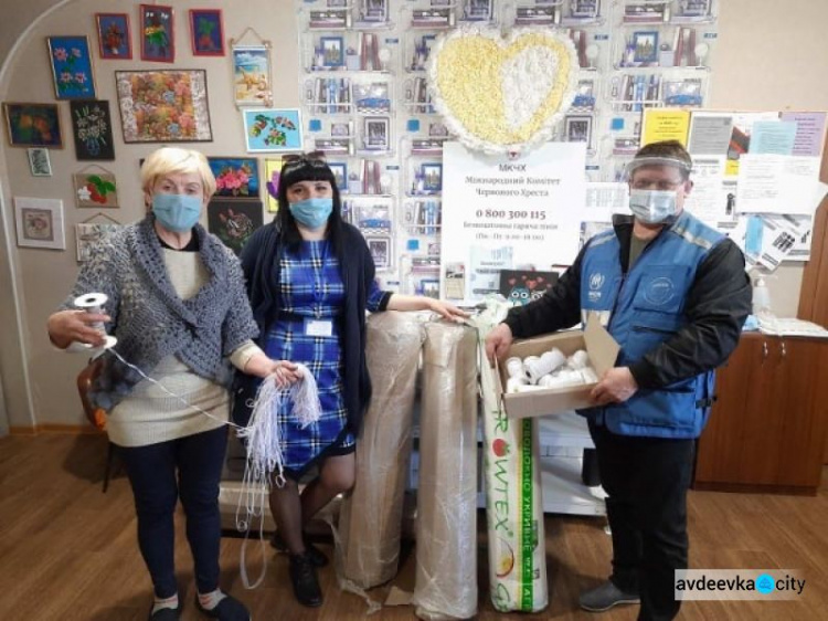 Гуманитарная организация обеспечила Ласточкино материалами для пошива защитных масок