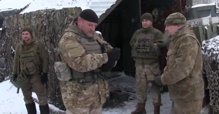 Вблизи Авдеевки командир 72-2 ОМБр проверил состояние обеспечения военных на позициях (ВИДЕО)