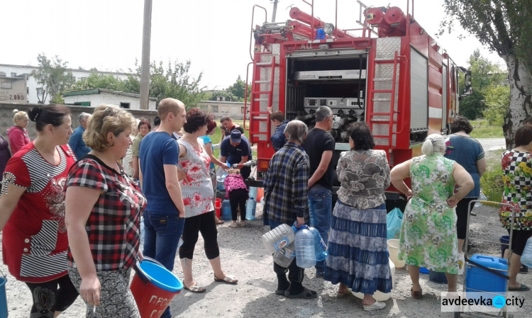  Оставшиеся без водоснабжения города и поселки Донецкой области спасаются привозной водой(ФОТО) 