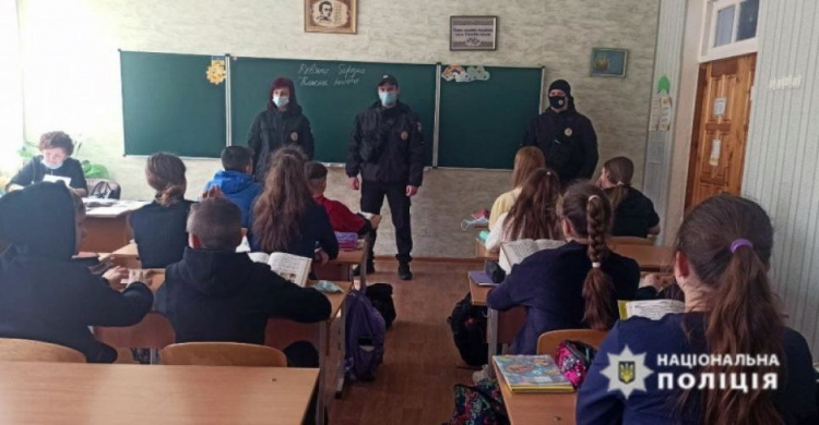 В Авдіївці поліцейські навчали школярів безпеці в інтернеті