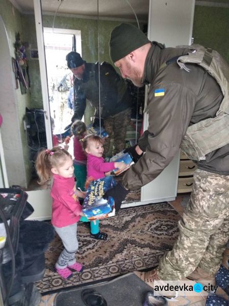  Авдеевские "симики" отчитались: подарки и радость детям и военным доставлены (ФОТО)