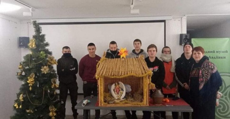 Розколяда в Авдіївці: місцеві студенти влаштували проводи різдвяних свят