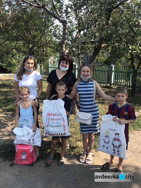 Молодежь АКХЗ помогла собрать детей в школу