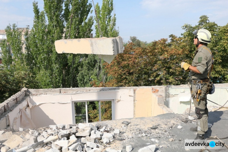 Спасатели продолжают устранять последствия обстрелов Авдеевки (ФОТО)