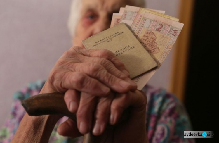 Кто из жительниц Авдеевки успеет выйти на пенсию раньше 60 лет: с 1 апреля вновь повысится пенсионный возраст для женщин 