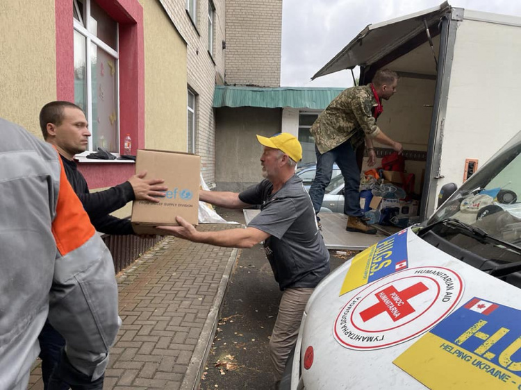 Волонтери передали мешканцям Авдіївки гуманітарну допомогу