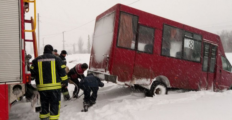 Непогода на дорогах Донетчины: спасатели уже вызволили из заносов автобус, грузовик и несколько легковушек (ФОТО)