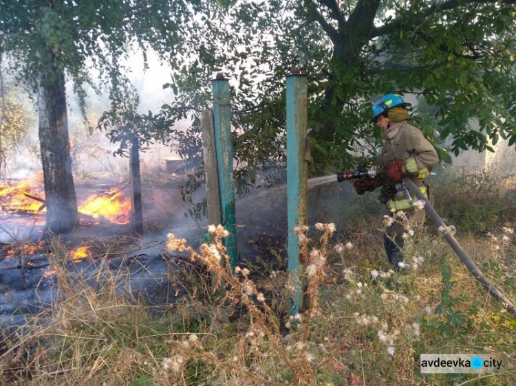 Огонь охватил Авдеевку и не только (ФОТО)