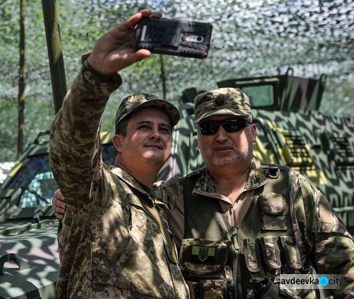 Турчинов прибыл в зону ООС и рассказал о глубине обстрелов (ФОТО)