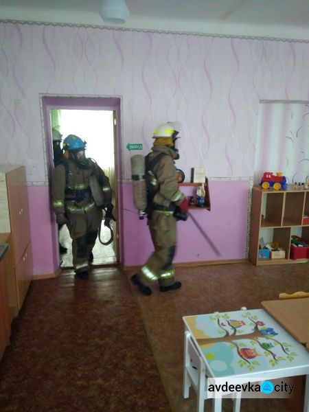В Авдеевке эвакуировали более 130 детей: появились фото
