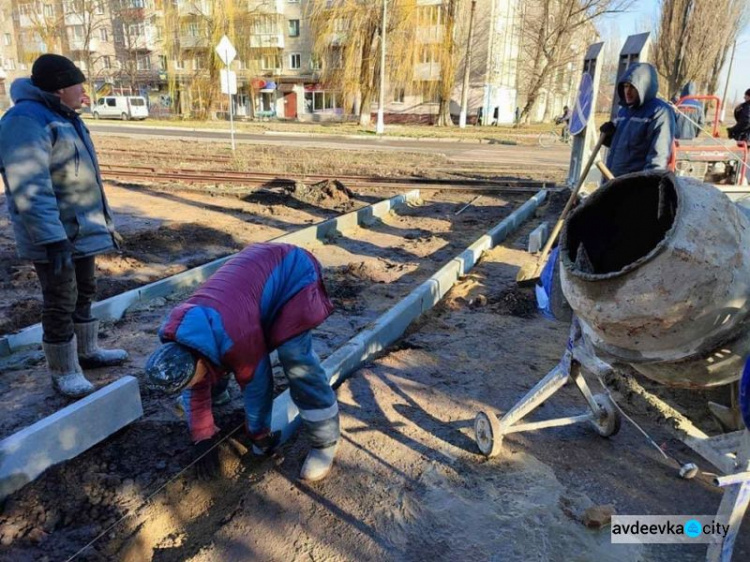 В Авдеевке обустраивают новую пешеходную дорожку (ФОТОФАКТ)