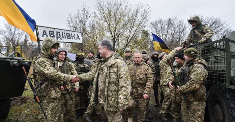 Порошенко в Авдеевке поблагодарил воинов за службу (ФОТО + ВИДЕО)