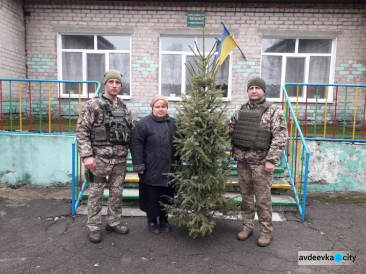 Елки, открытки, хлеб и информация: авдеевские «симики» поддержали военных и гражданских (ФОТО)