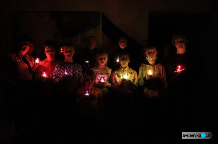 У День пам'яті жертв голодоморів в Авдіївці запалили свічки