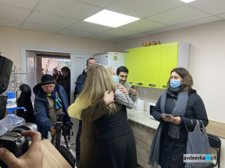 Представники іноземної делегації відвідали соціально значущі об’єкти прифронтової Авдіївки