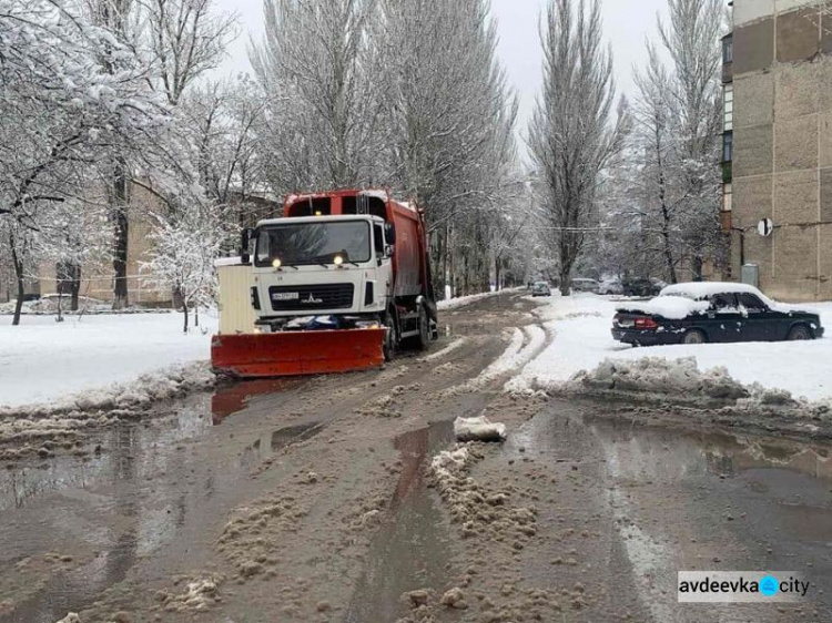 Снігові вихідні: як авдіївські комунальники з негодою боролися (ФОТОФАКТ)