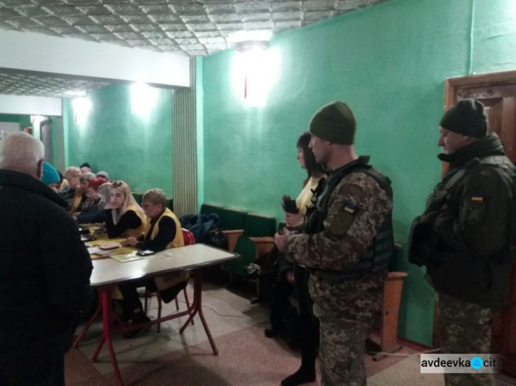 Елки, открытки, хлеб и информация: авдеевские «симики» поддержали военных и гражданских (ФОТО)