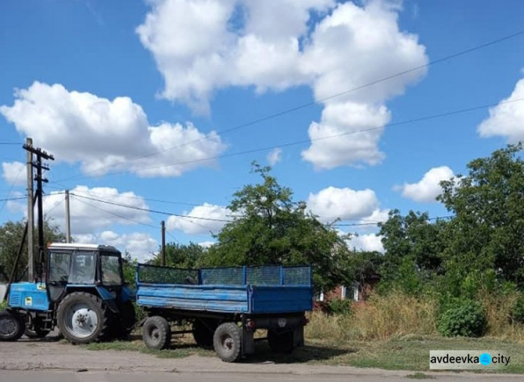 В Авдеевке коммунальщики наводят порядок на улицах старой части города (ФОТО)