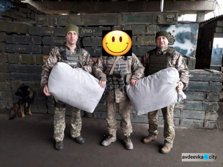 Елки, открытки, хлеб и информация: авдеевские «симики» поддержали военных и гражданских (ФОТО)