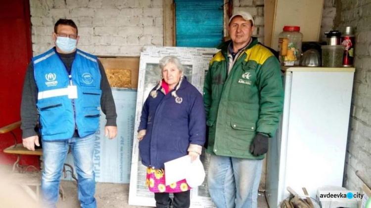 Маломобильной жительнице Песок помогли заменить окна, разбитые во время обстрелов