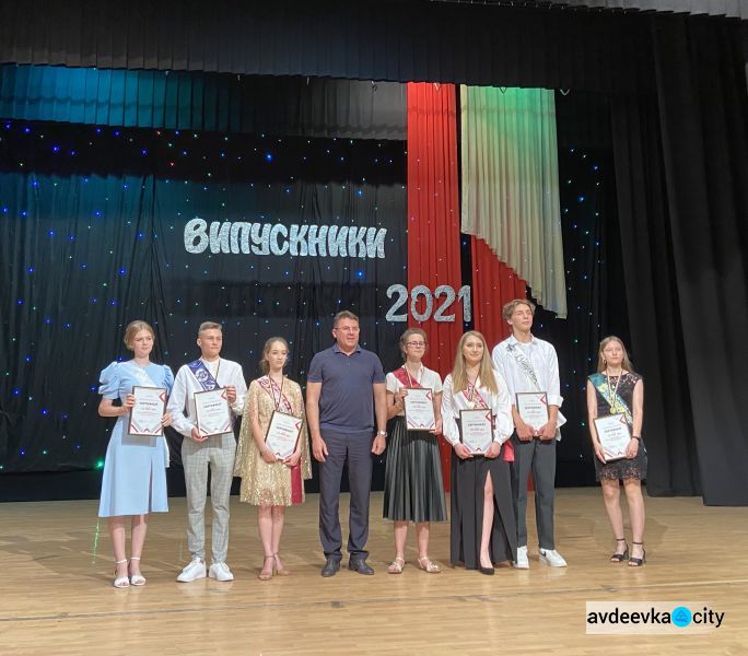 Состоялся первый в истории Авдеевки грандиозный, общегородской выпускной бал для старшеклассников