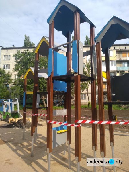 На новой детской площадке от Метинвеста приступили к установке игрового оборудования (ФОТОФАКТ)