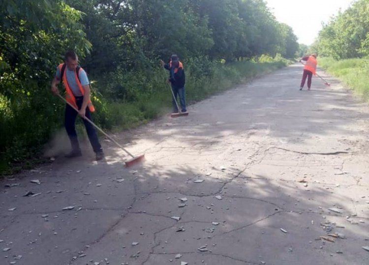 В Авдіївці комунальники між обстрілами працюють на благо громади (ФОТОФАКТ)