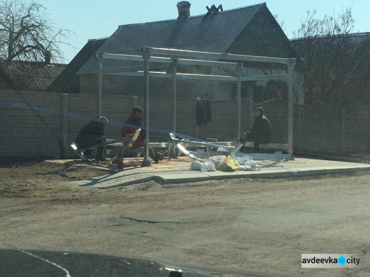 Работа кипит: в Авдеевке появятся еще 10 новых остановочных павильонов (ФОТОФАКТ)