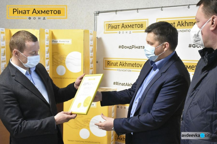 Фонд Рината Ахметова передал Донецкой области 50 000 экспресс-тестов для выявления COVID-19