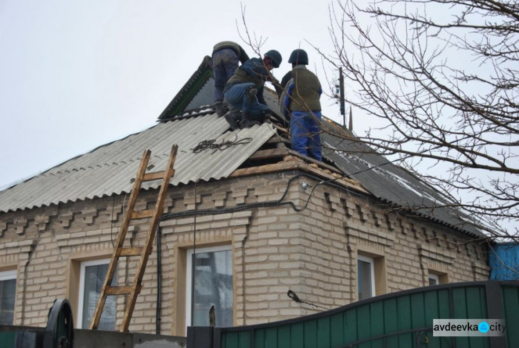В Авдеевке восстанавливали поврежденные обстрелами дома на двух улицах (ФОТО)