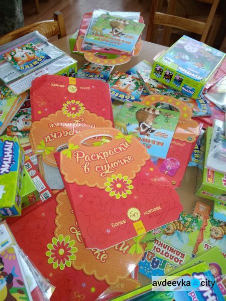 Сегодня радостно звенел “Колокольчик”: дошкольники и взрослые получили подарки от “Симиков”