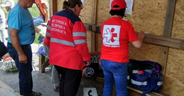 "Скорая" увезла с  КПВВ "Марьинка" пожилую женщину  (ФОТО)