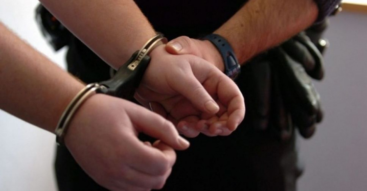 Двое жителей Авдеевки напали на полицейского