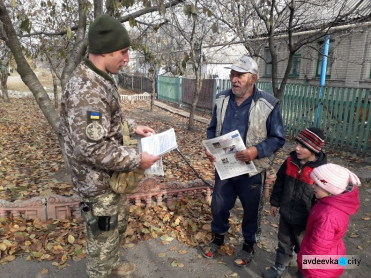 Вода, хлеб и духовная пища: авдеевские «симики» помогают военным и гражданским (ФОТО)