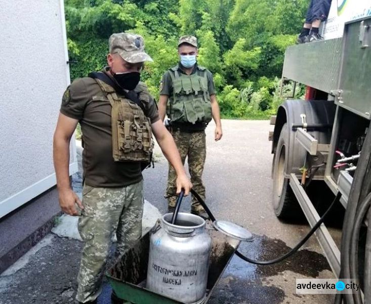 Симики Авдеевки обеспечивают жителей прифронтовых поселков продуктами и питьевой водой
