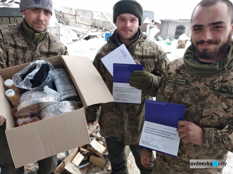 Открытки, обереги и лакомства:  авдеевские "симики" доставили бойцам подарки от детей и волонтеров (ФОТО)
