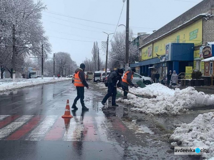 Снігові вихідні: як авдіївські комунальники з негодою боролися (ФОТОФАКТ)