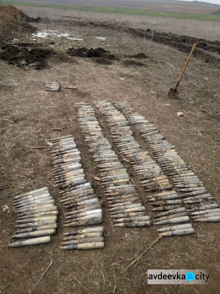 В "копанках", заброшенных домах и около дорог на Донбассе с начала апреля выявлены 14 опасных схронов
