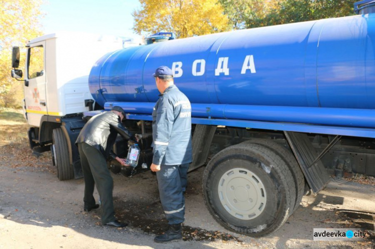 Спасение Торецка: бойцы ГСЧС на автомобилях развозят воду в прифронтовой зоне  (ФОТО)