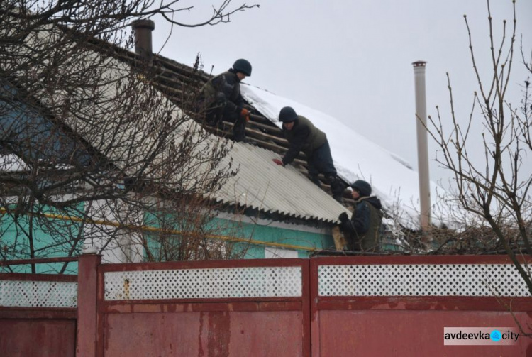 В Авдеевке восстанавливали поврежденные обстрелами дома на двух улицах (ФОТО)
