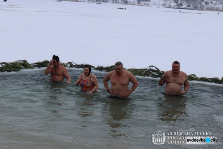 В Авдіївці на Водохреща освячували воду та пірнали в ополонку