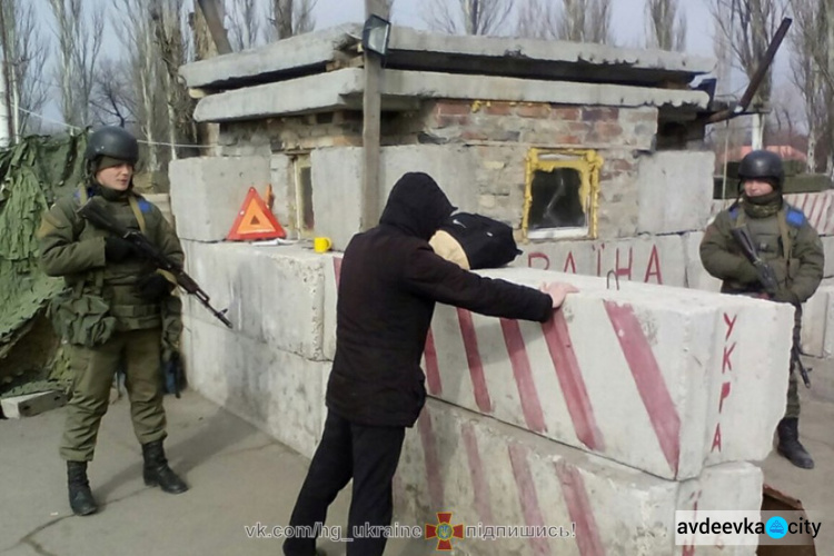 На авдеевском блок-посту задержаны двое пособников боевиков (ФОТО)