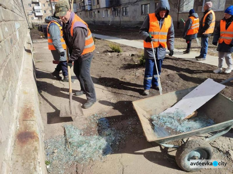 Комунальники Авдіївки прибирають місто після обстрілів (ФОТОФАКТ)