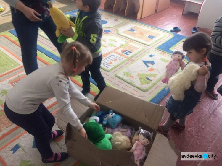Авдеевские "симики" помогли доставить детям из прифронтовых сел  игрушки от жителей Польши   (ФОТО)